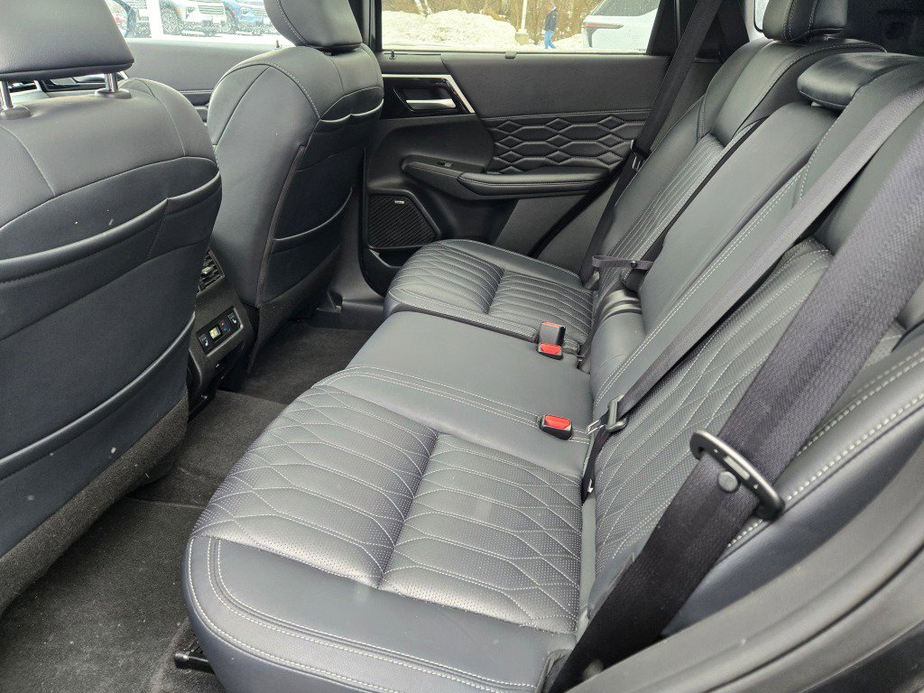 Used 2025 Mitsubishi Outlander SEL image 17