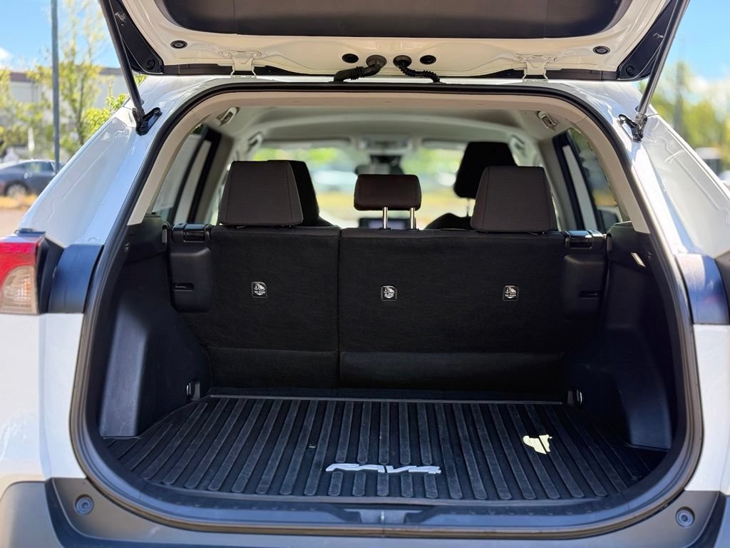 Certified 2022 Toyota RAV4 LE AWD/4WD image 11