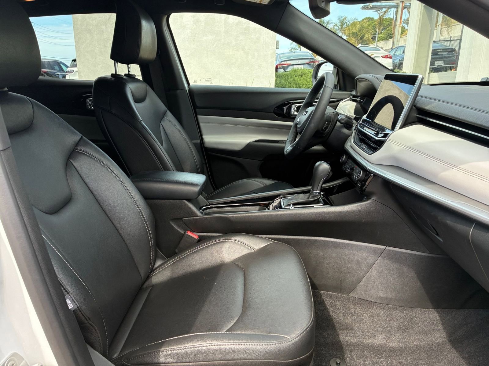 Used 2025 Jeep Compass Limited image 37