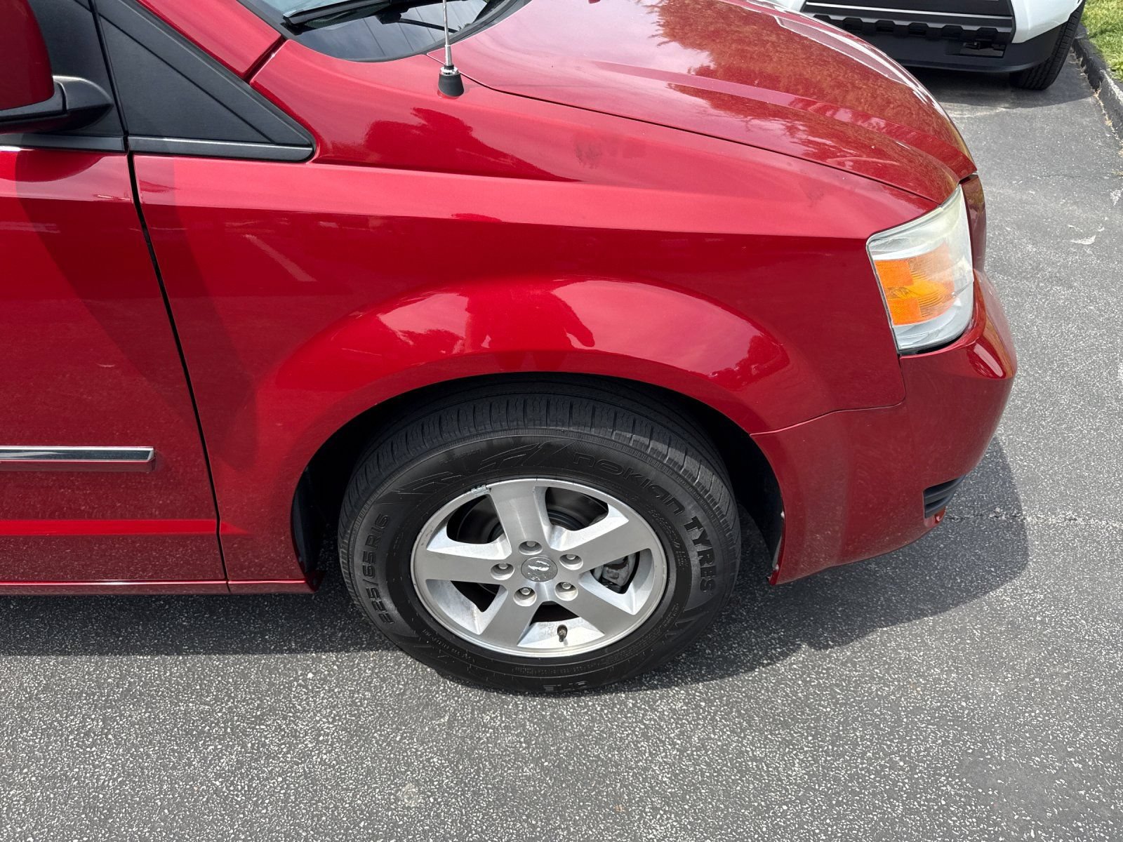 Used 2008 Dodge Grand Caravan SXT w/ Entertainment Group 2 FWD image 26