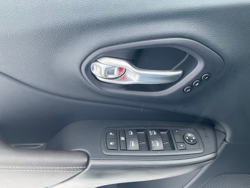 Used 2015 Jeep Cherokee Limited w/ Luxury Group AWD/4WD image 17