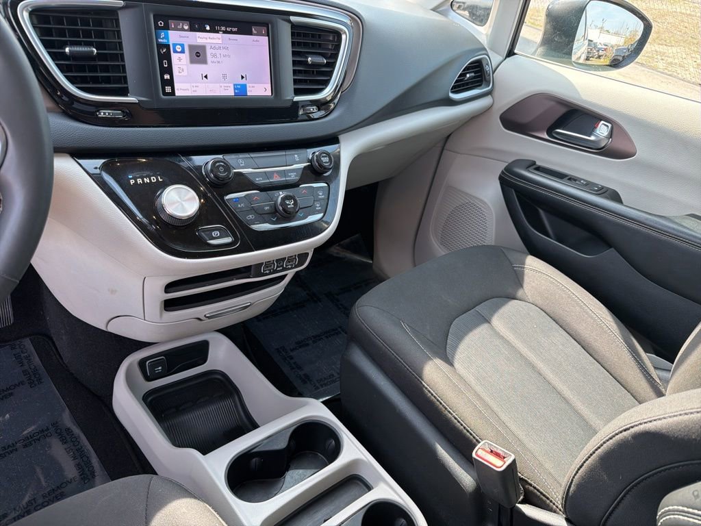 Used 2023 Chrysler Voyager LX image 18