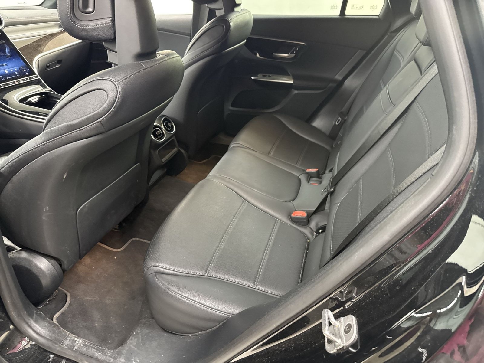 Used 2025 Mercedes-Benz GLC 300 4MATIC image 36