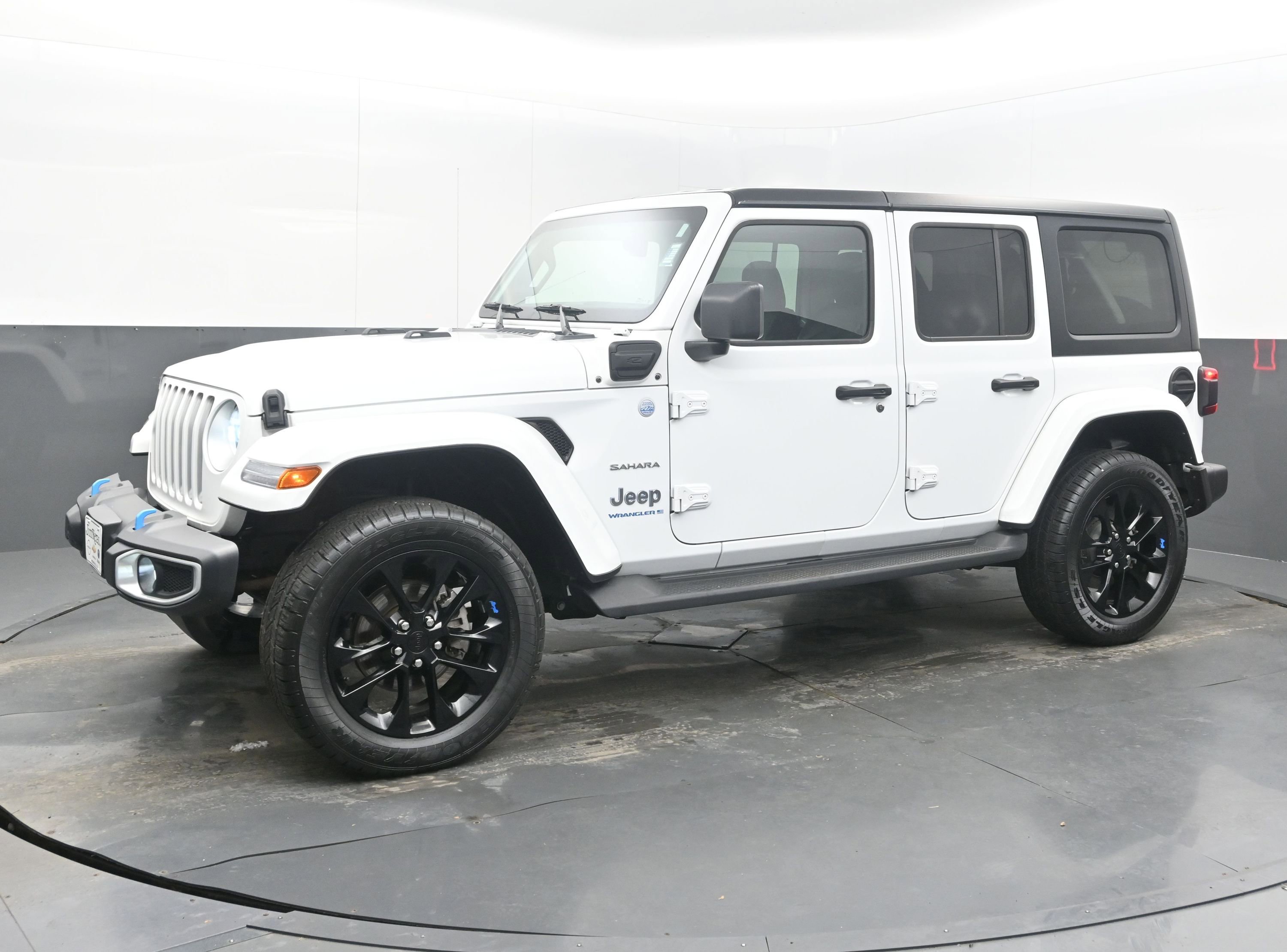 Used 2023 Jeep Wrangler Sahara image 5