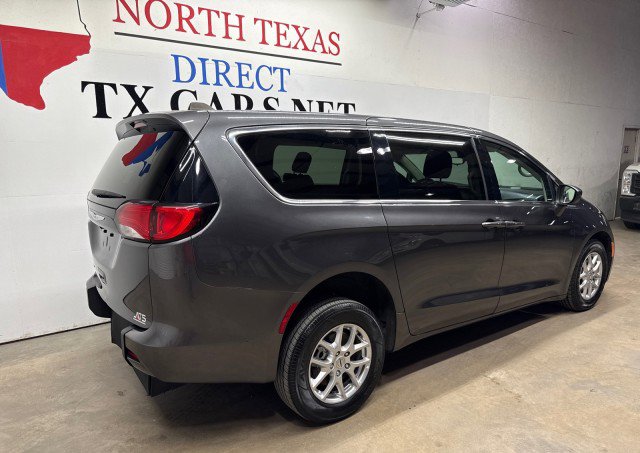 Used 2023 Chrysler Voyager LX image 5