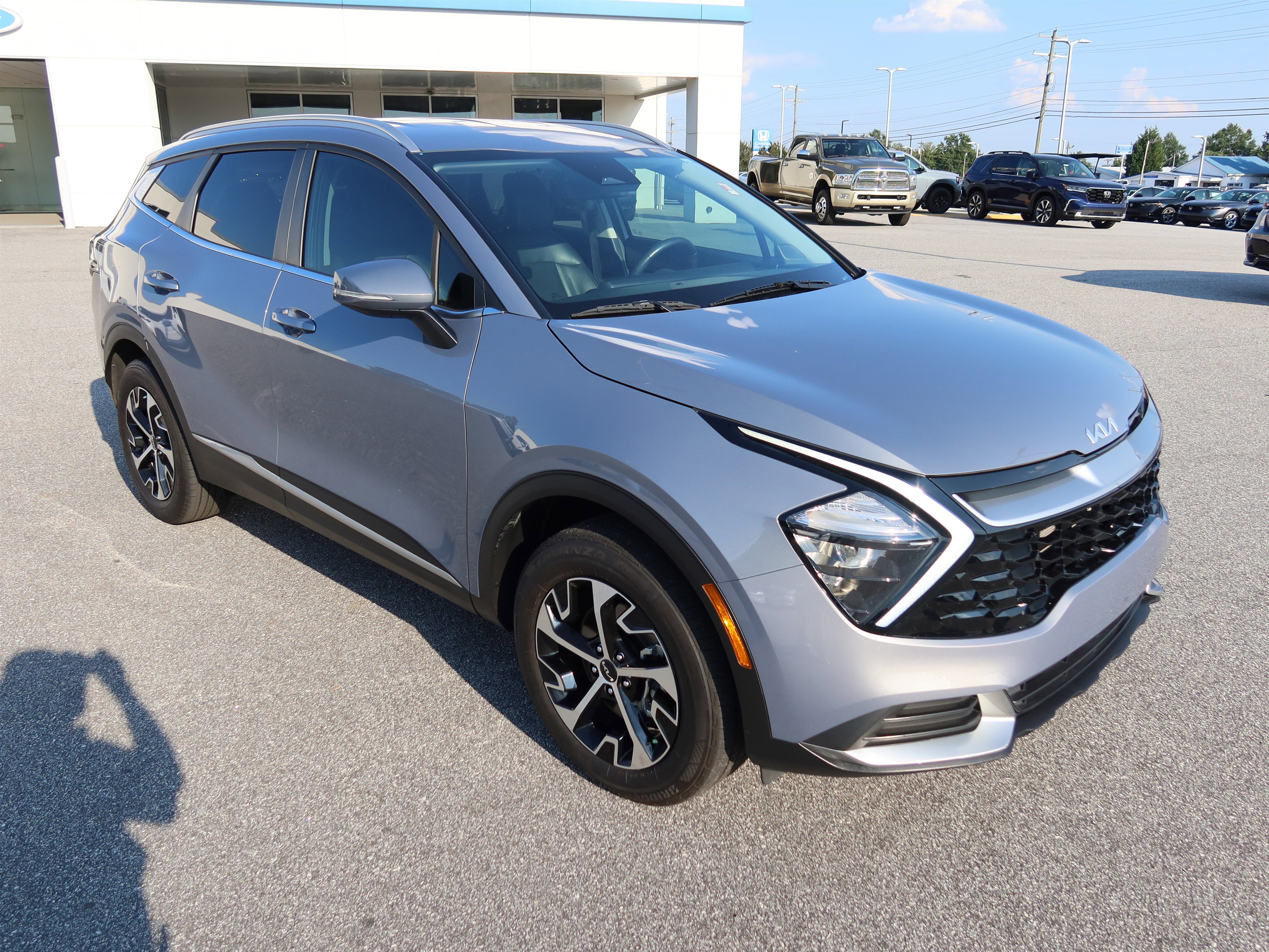 Used 2023 Kia Sportage EX image 2