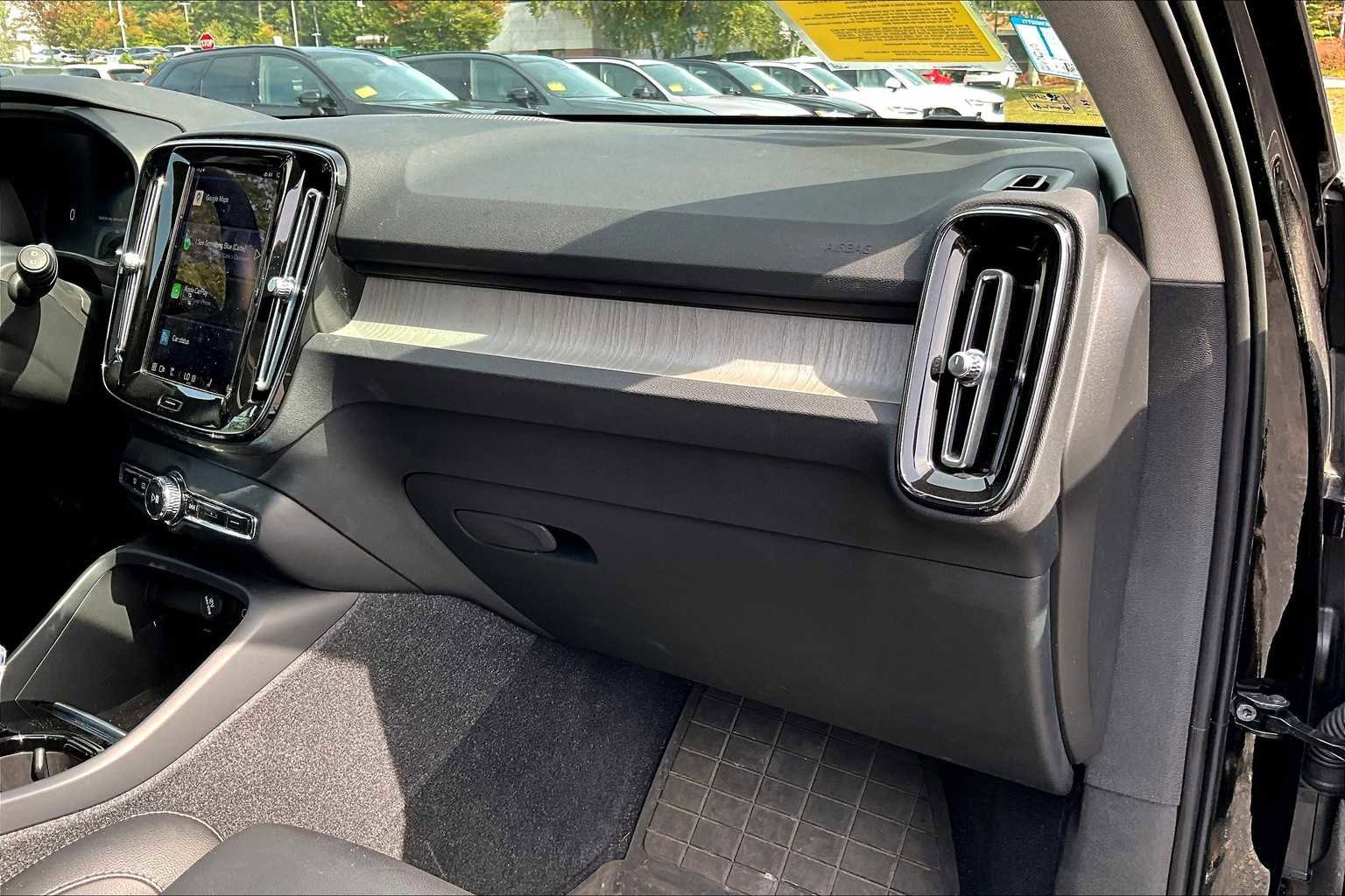 Certified 2023 Volvo XC40 B5 Plus w/ Driver Assist Package image 17