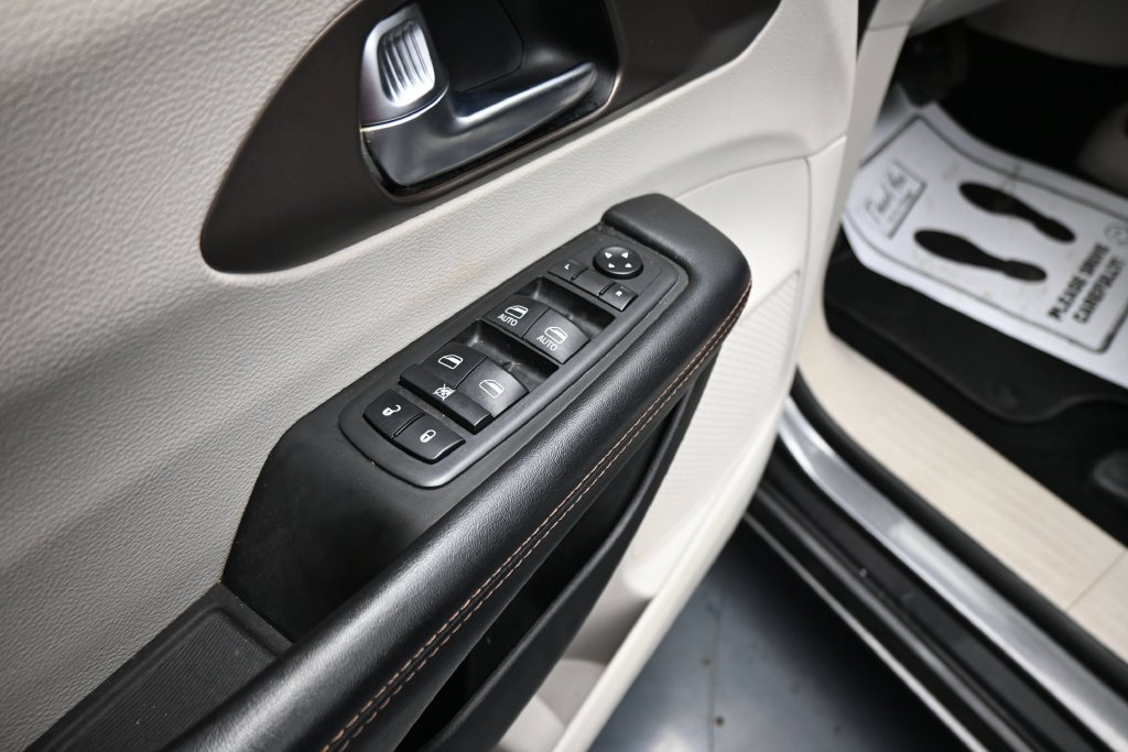 Used 2019 Chrysler Pacifica Touring-L FWD image 11