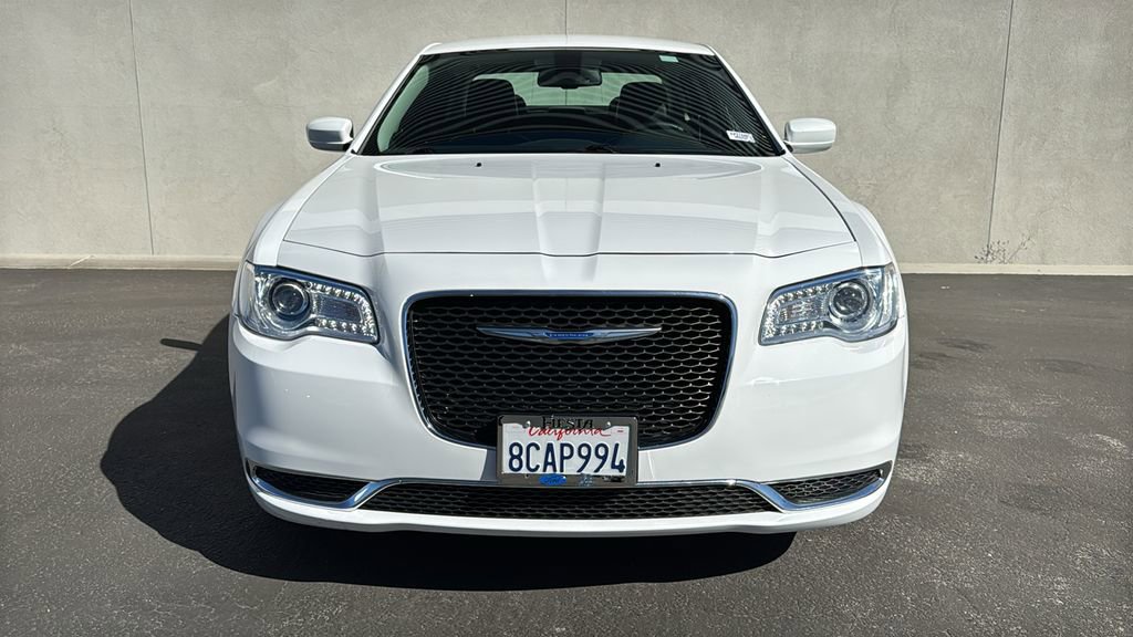 Used 2018 Chrysler 300 Touring L image 2