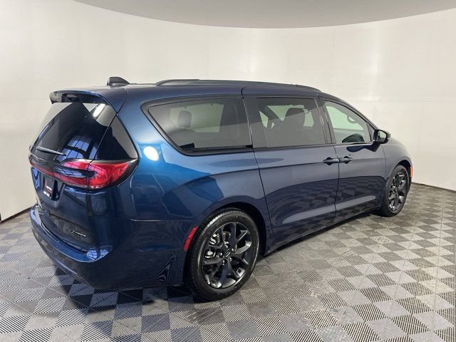 Certified 2025 Chrysler Pacifica Limited FWD image 8
