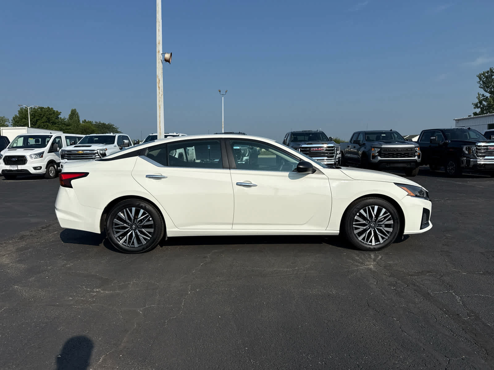 Used 2025 Nissan Altima 2.5 SV FWD image 6