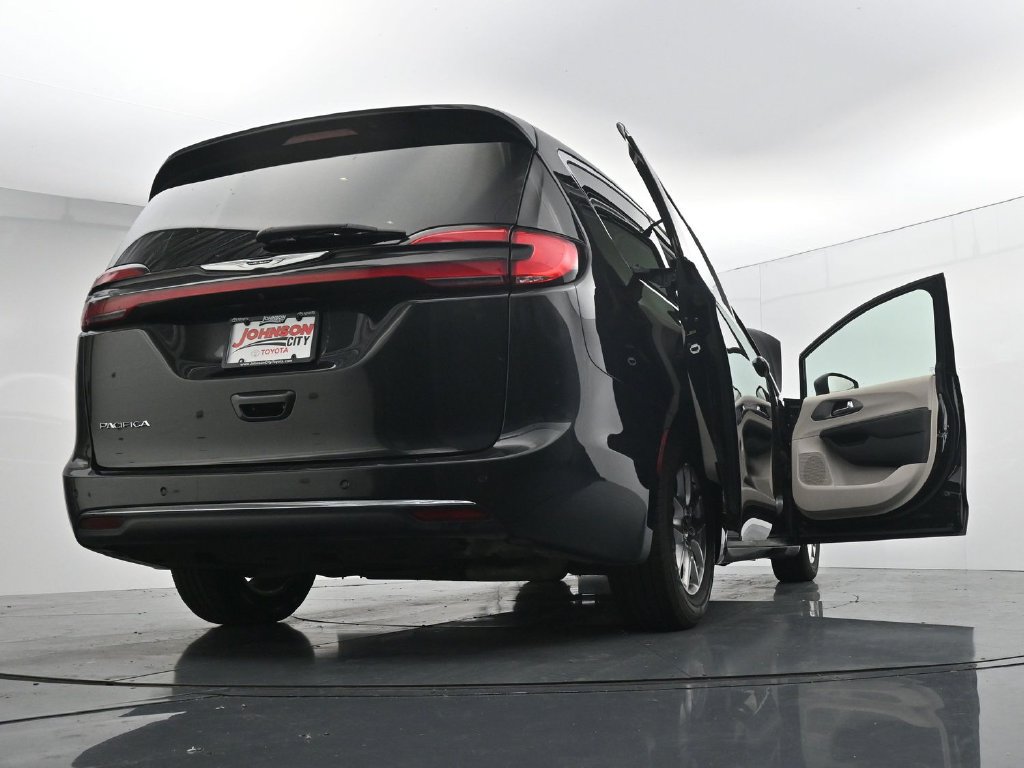 Used 2023 Chrysler Pacifica Touring-L FWD image 44