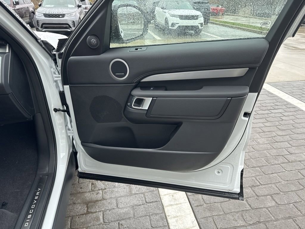 New 2024 Land Rover Discovery Dynamic SE image 18