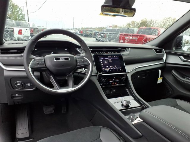 New 2025 Jeep Grand Cherokee Altitude image 12