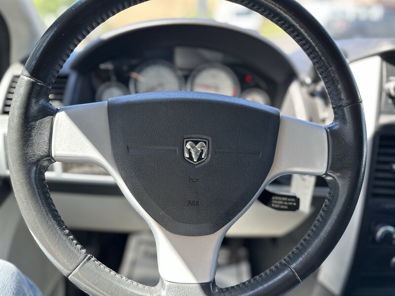 Used 2010 Dodge Grand Caravan SXT FWD image 17