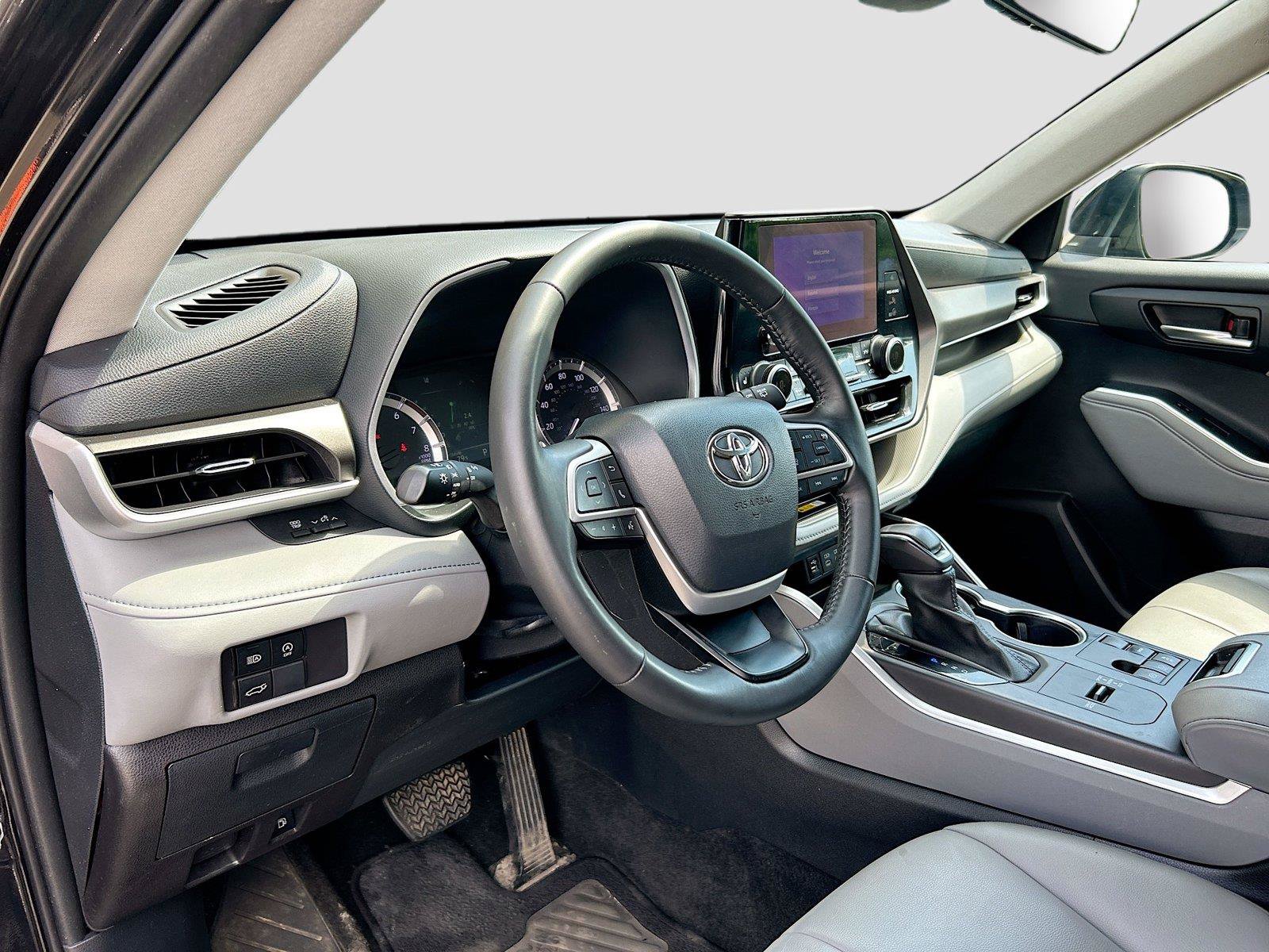 Used 2024 Toyota Highlander XLE FWD image 27