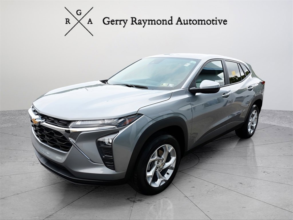 Used 2025 Chevrolet Trax LS w/ LS Convenience Package image 3