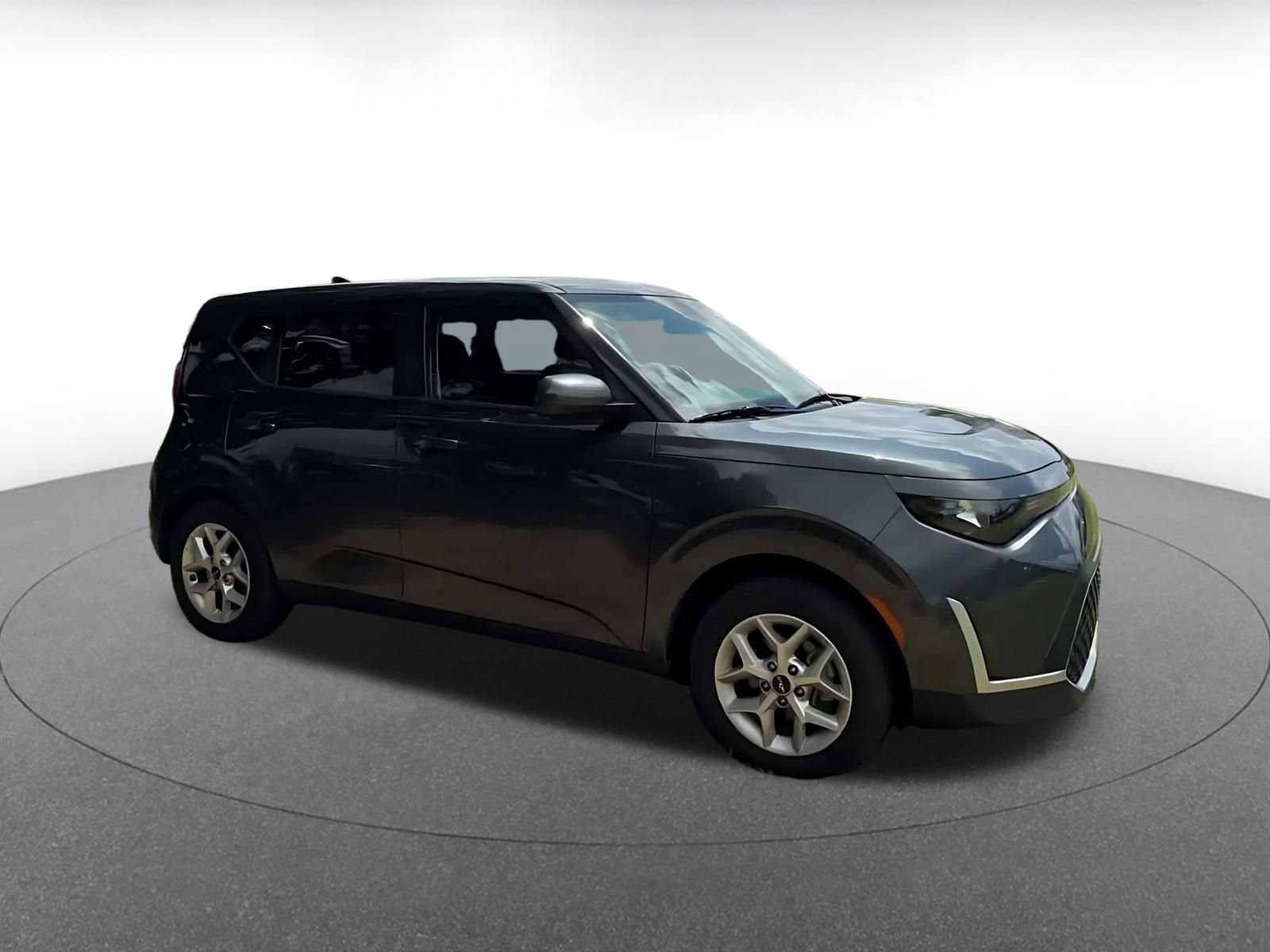 Used 2025 Kia Soul LX w/ LX Technology Package FWD image 2