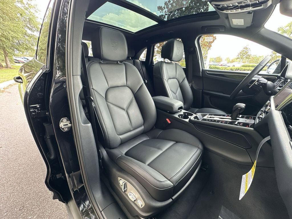 Certified 2025 Porsche Macan image 21