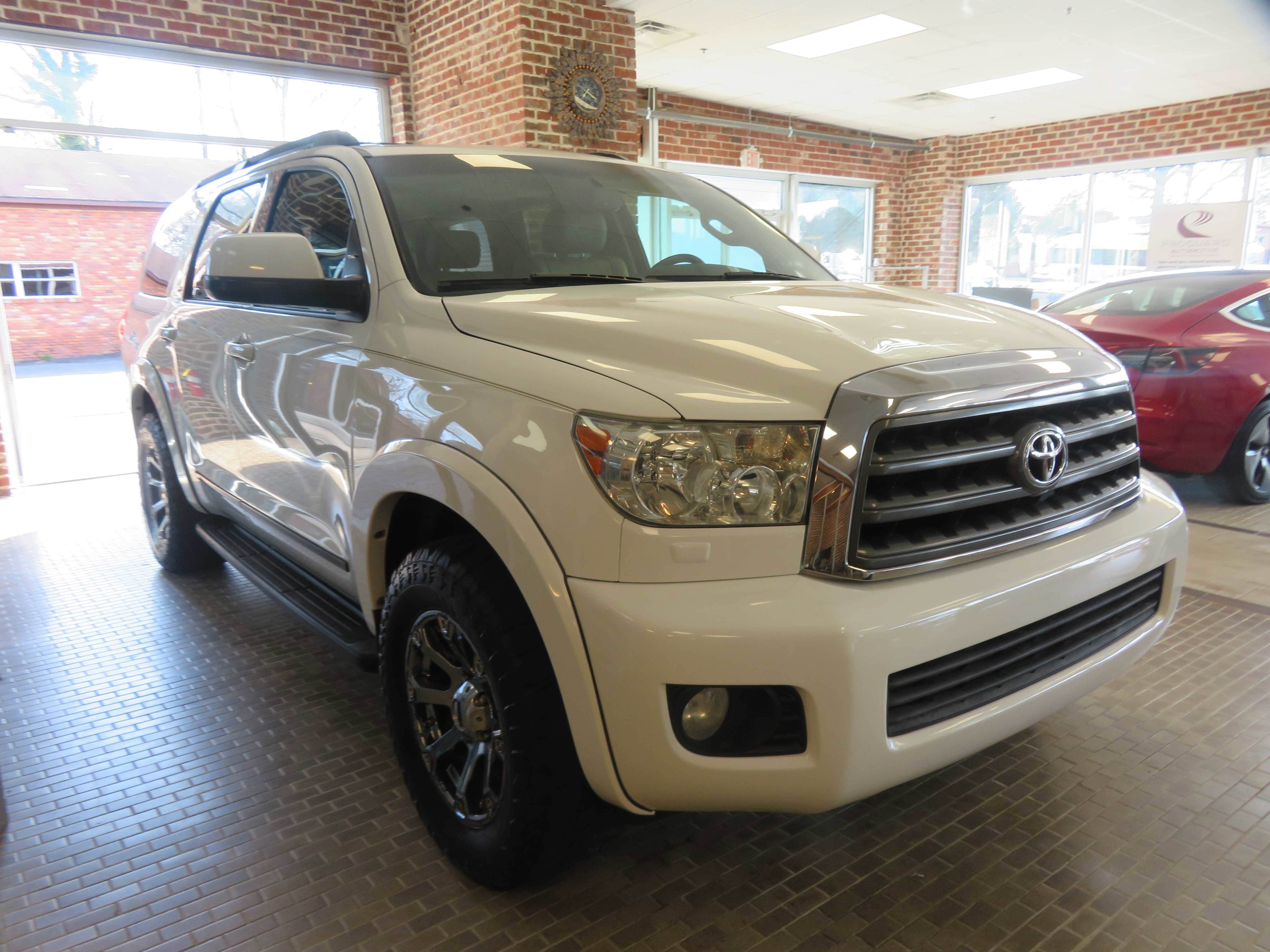 Used 2015 Toyota Sequoia SR5 w/ Premium Package image 3
