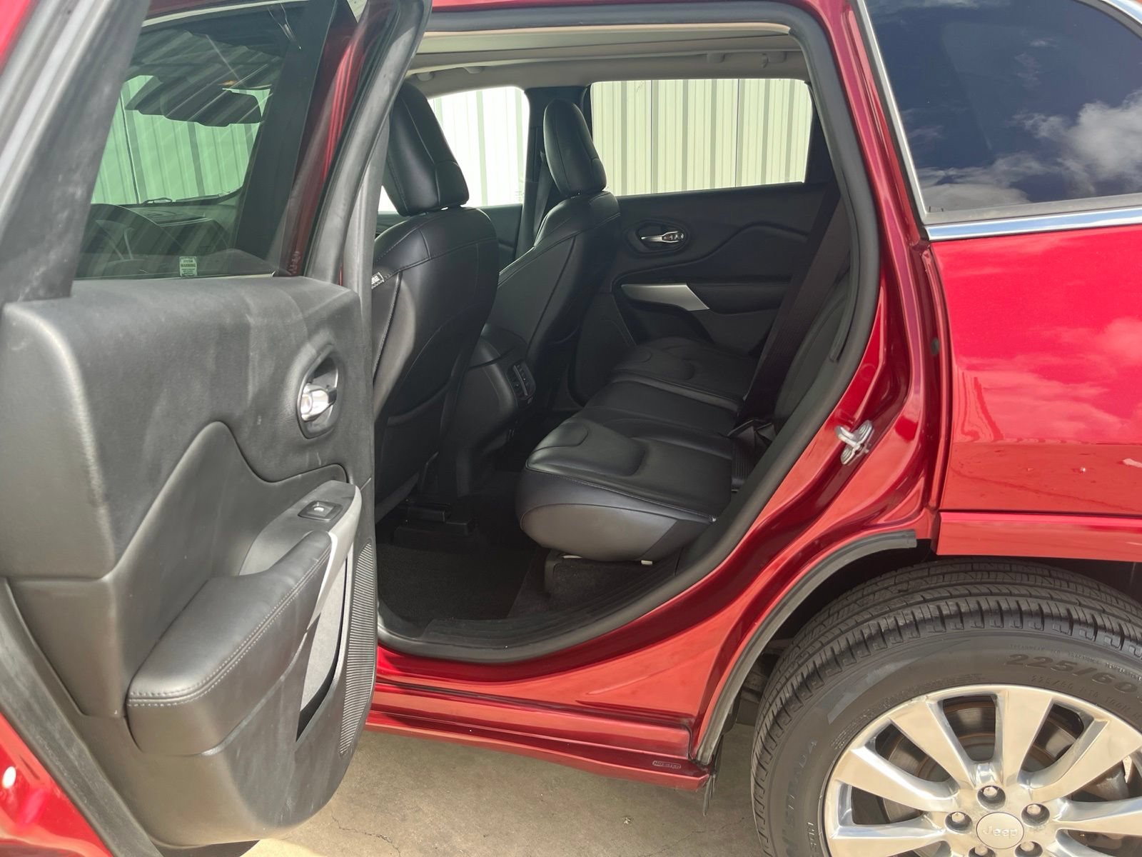 Used 2017 Jeep Cherokee Overland w/ Technology Group FWD image 12