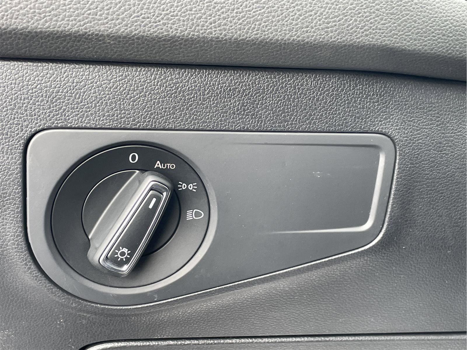 Used 2020 Volkswagen Tiguan SE w/ Panoramic Sunroof Package image 24