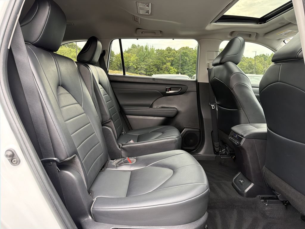 Used 2022 Toyota Highlander XLE FWD image 18