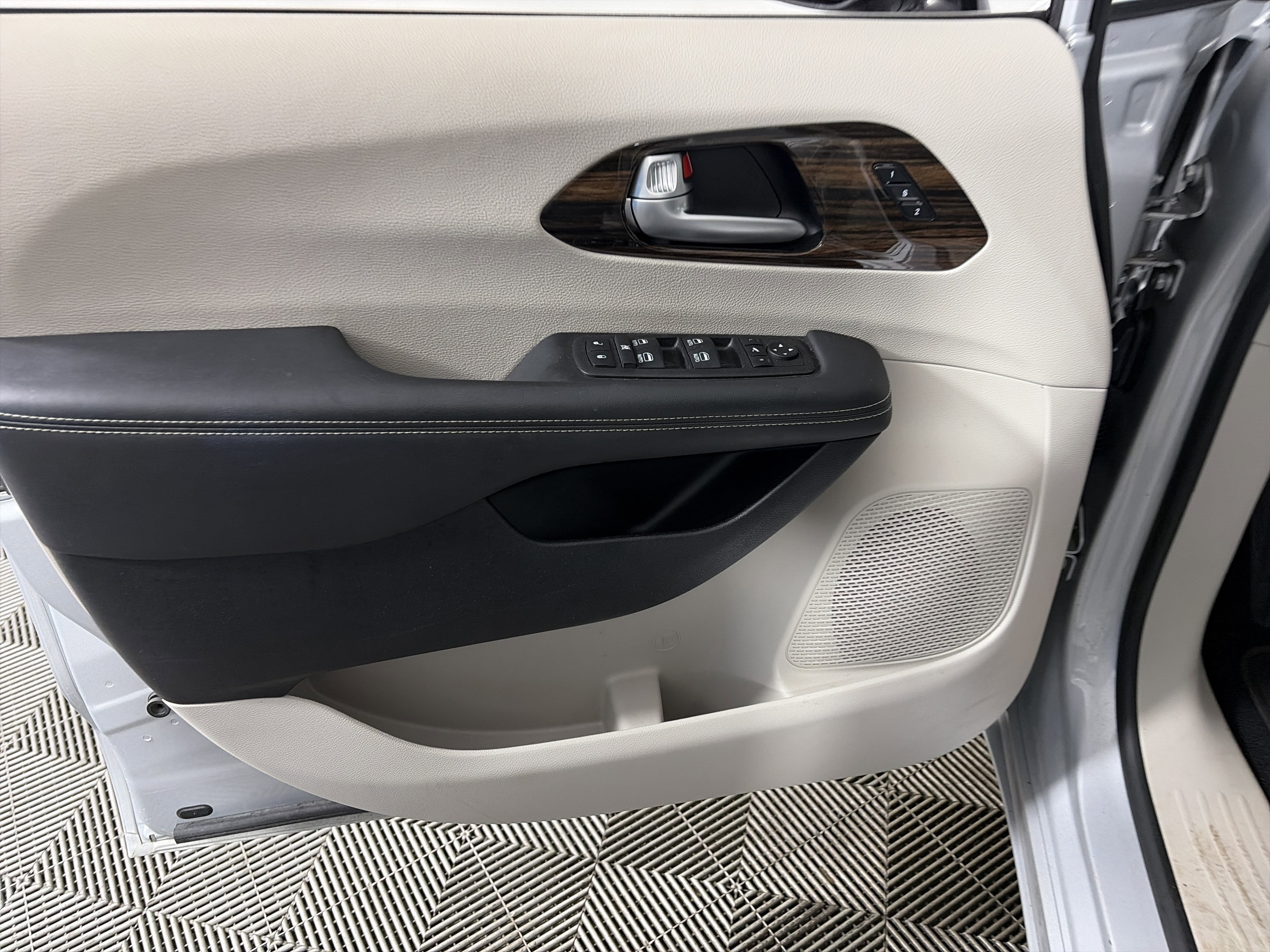 Used 2024 Chrysler Pacifica Limited image 33