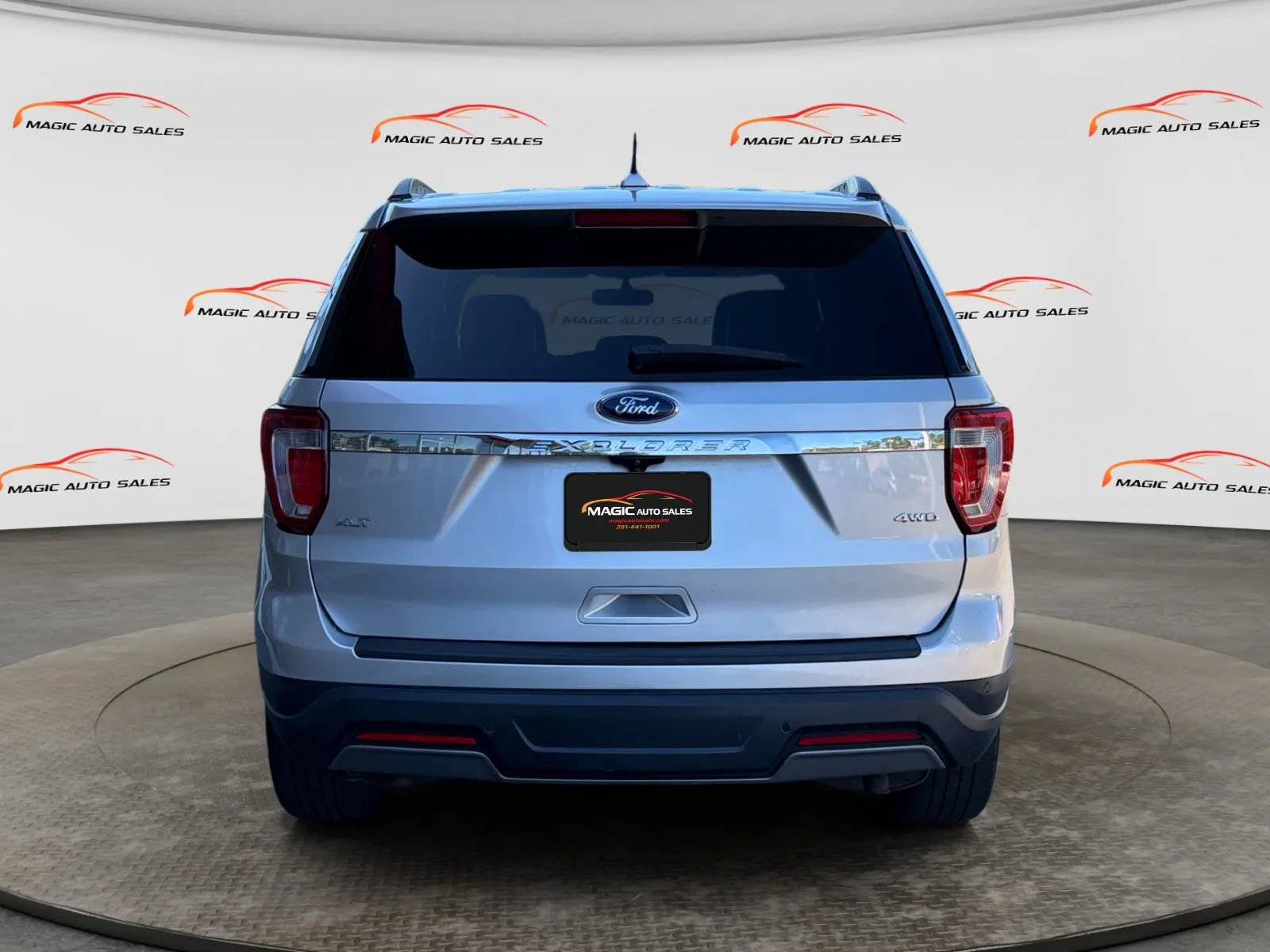 Used 2019 Ford Explorer XLT w/ Equipment Group 202A AWD/4WD image 9