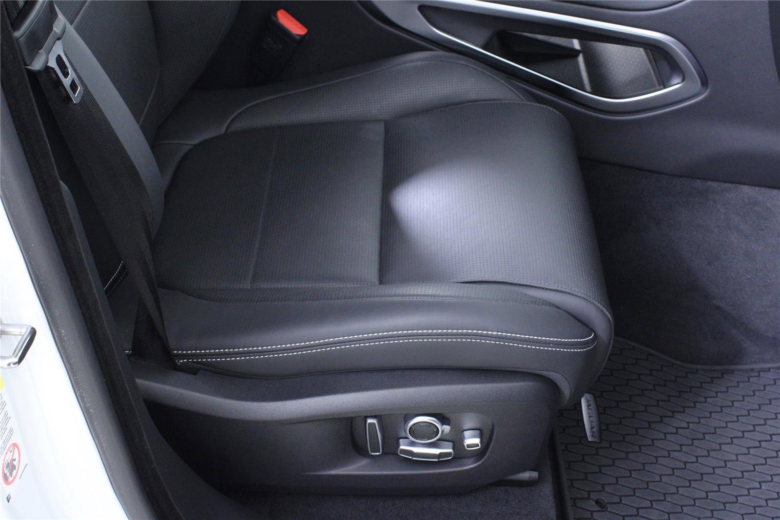Used 2026 Jaguar F-PACE R-Dynamic S AWD/4WD image 17