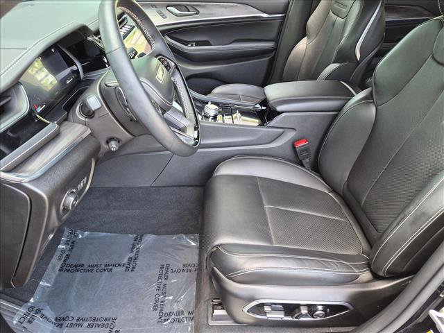 Used 2023 Jeep Grand Cherokee Overland w/ Adv Protech Group III AWD/4WD image 17