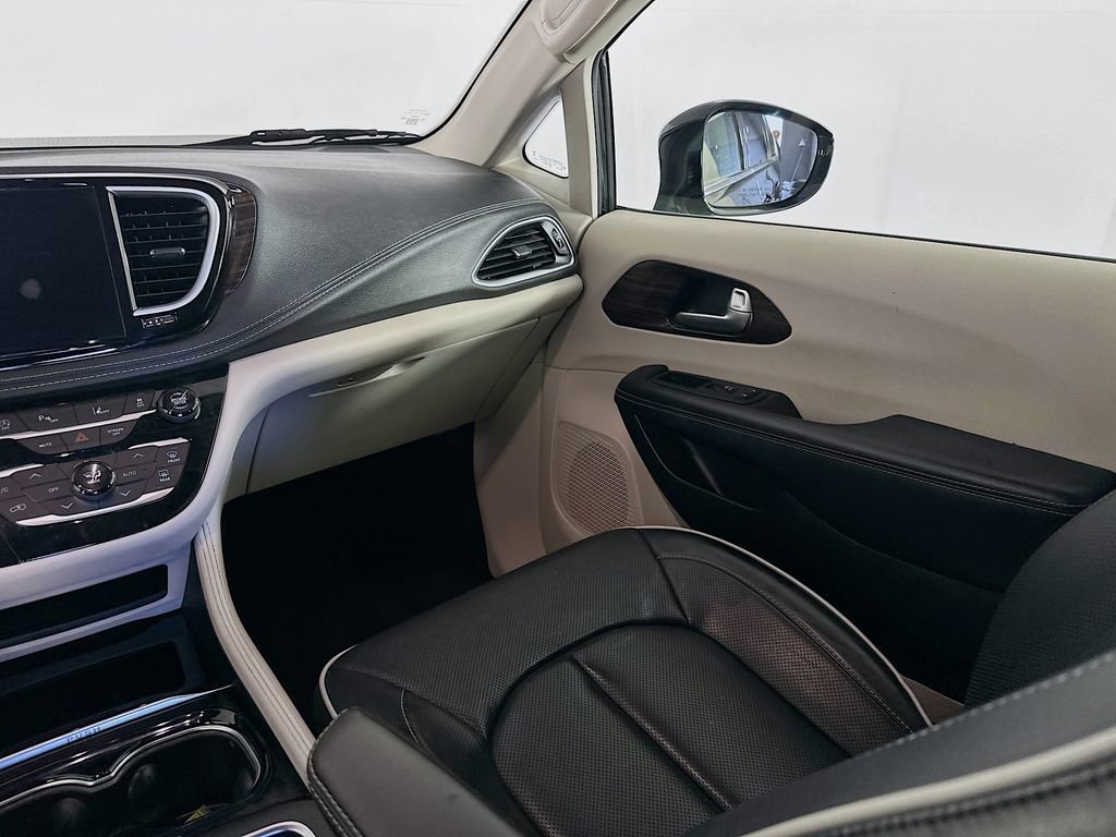 Certified 2024 Chrysler Pacifica Limited image 35