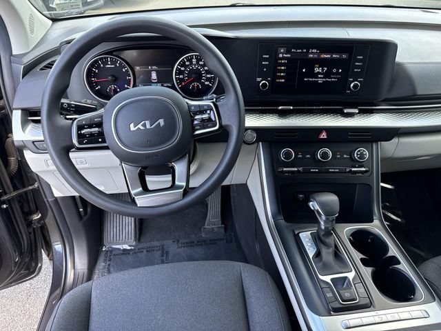 Used 2023 Kia Carnival LX FWD image 17