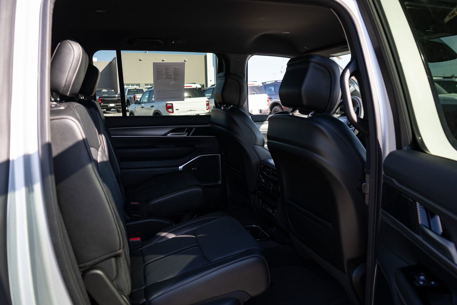 Used 2025 Jeep Wagoneer L Series II AWD/4WD image 21