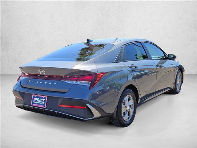 Used 2025 Hyundai Elantra SE FWD image 5