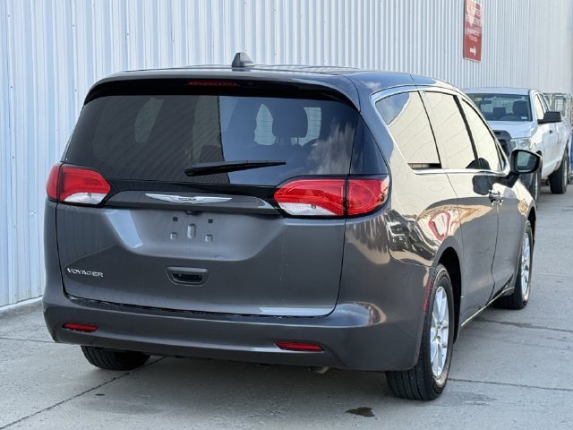 Used 2022 Chrysler Voyager LX FWD image 4