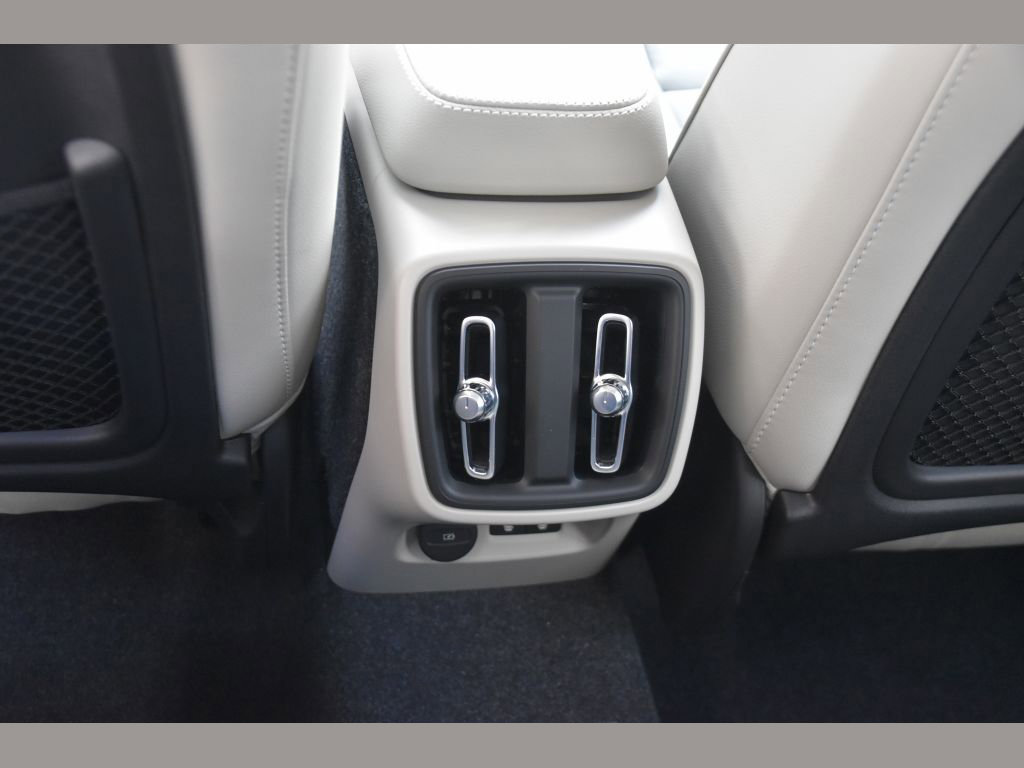 New 2026 Volvo XC40 B5 Ultra w/ Protection Package Premier image 32