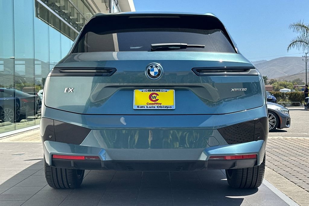 Used 2022 BMW iX xDrive50 w/ Premium Package AWD/4WD image 4