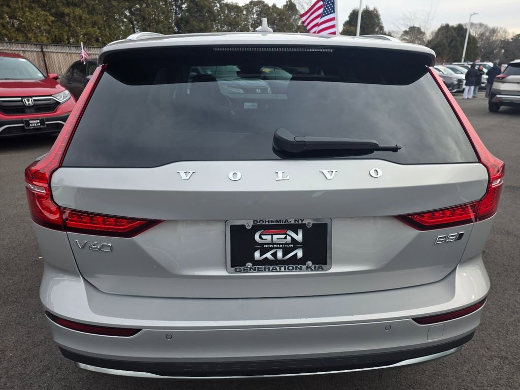 Used 2025 Volvo V60 B5 Cross Country Plus image 6