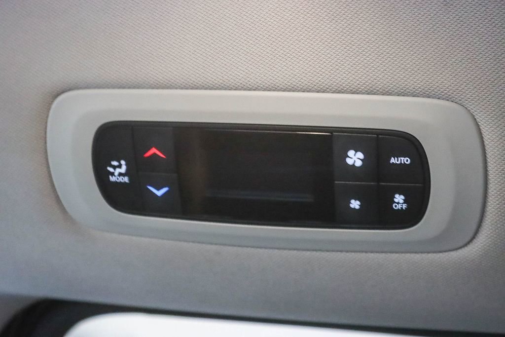 Used 2024 Chrysler Pacifica Select image 27