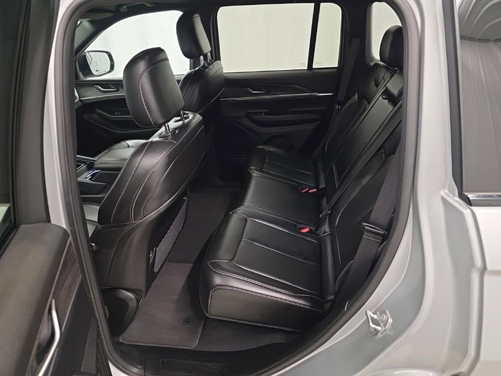 Used 2025 Jeep Grand Cherokee Limited image 10