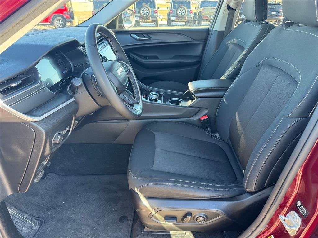 Used 2024 Jeep Grand Cherokee Laredo image 6