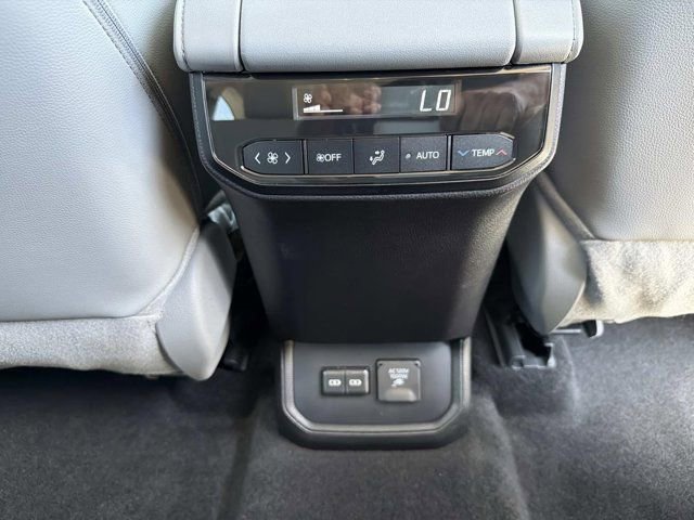 Used 2024 Toyota Highlander Limited image 22
