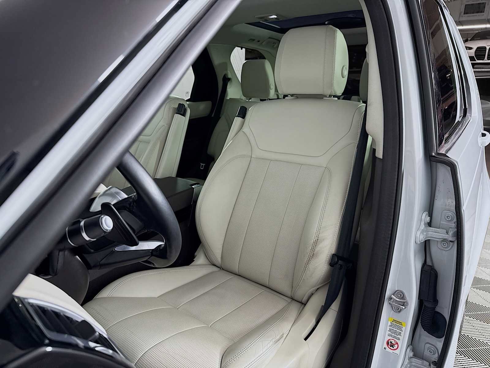 Used 2020 Land Rover Discovery HSE image 10