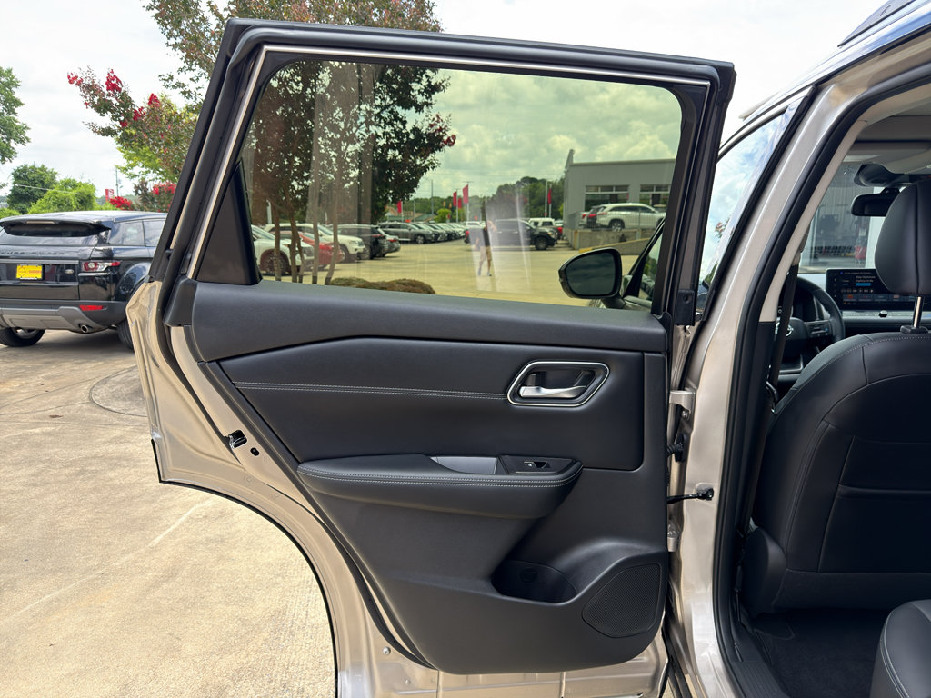 Used 2025 Nissan Rogue Platinum AWD/4WD image 12