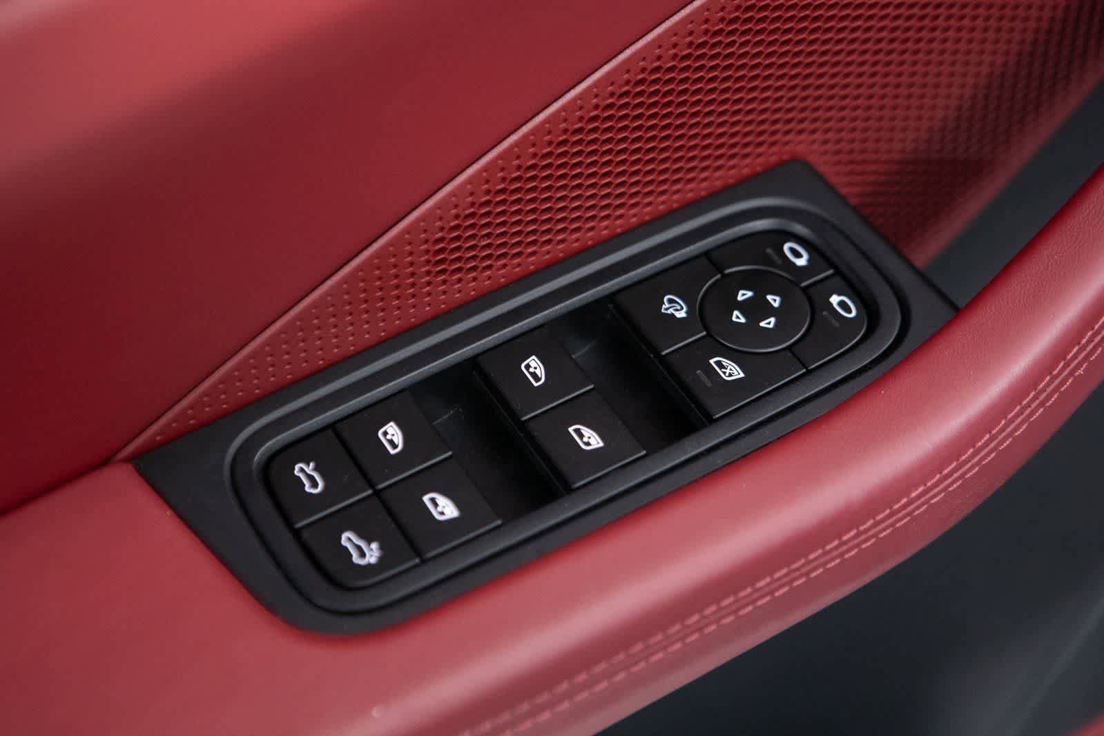 Certified 2025 Porsche Macan 4S Electric AWD/4WD image 18
