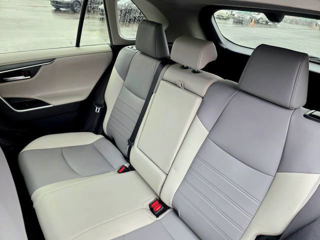 Used 2019 Toyota RAV4 Limited image 28
