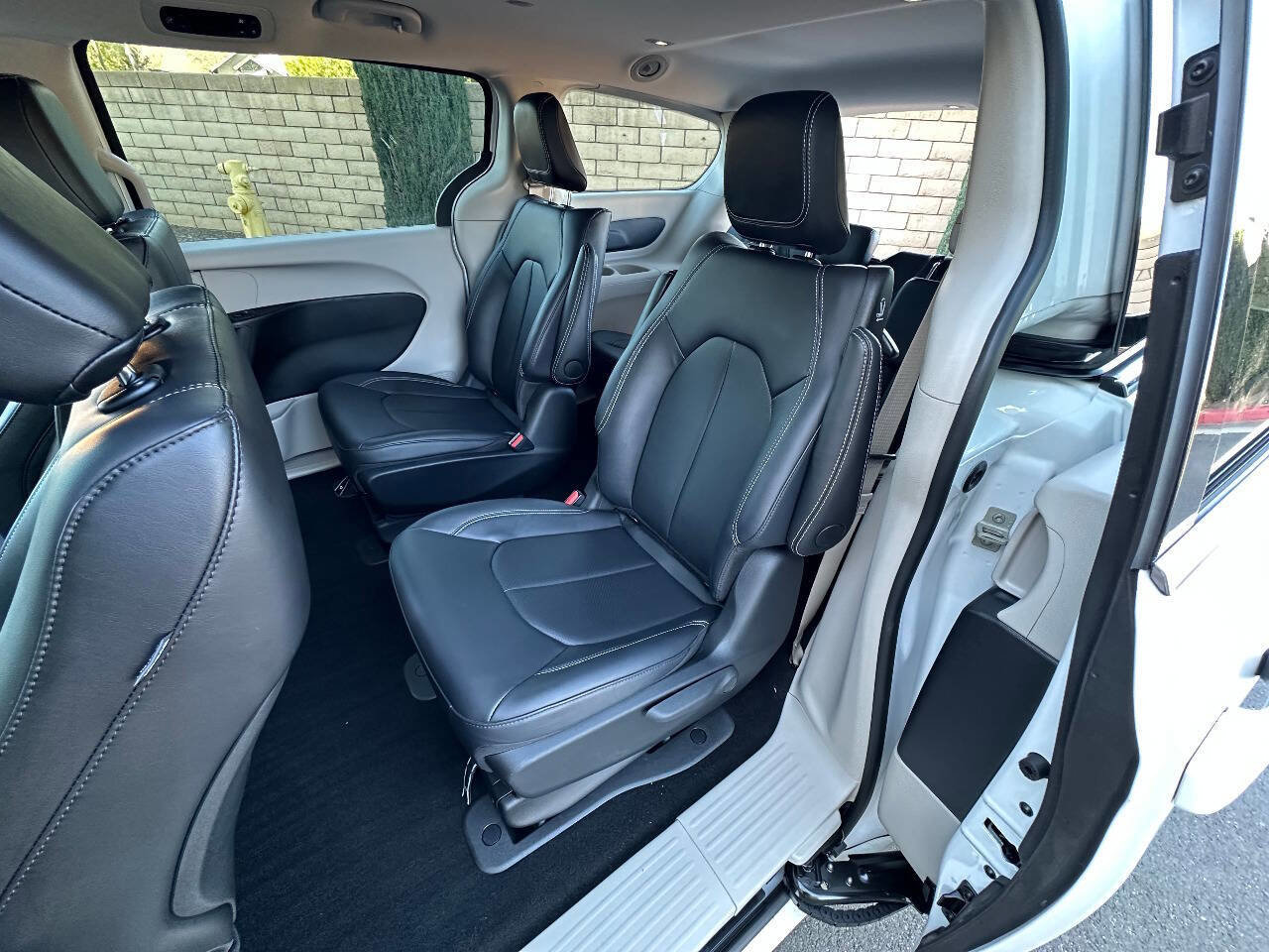 Used 2024 Chrysler Pacifica Limited FWD image 28