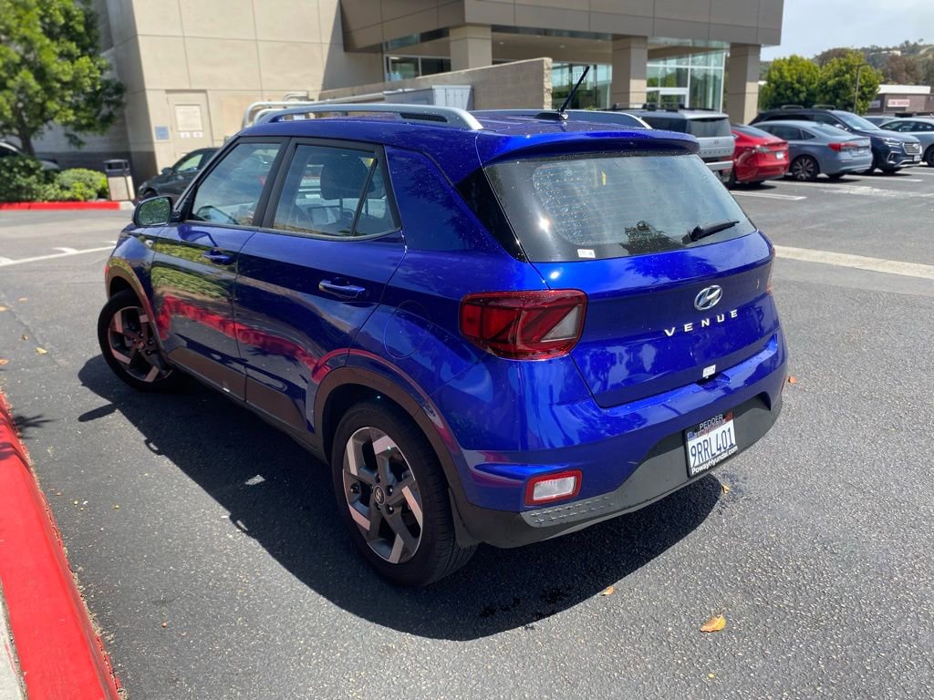 Certified 2025 Hyundai Venue Limited FWD image 4