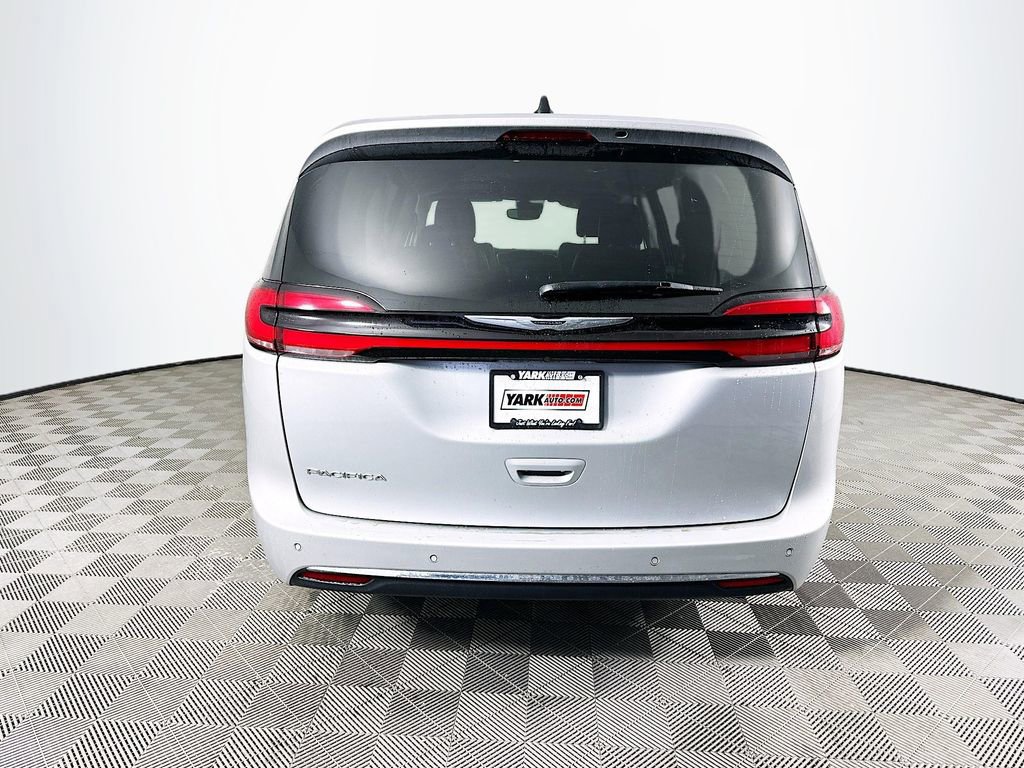 Used 2024 Chrysler Pacifica Touring-L image 9